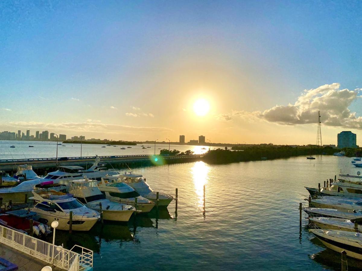 Modern Waterfront Apartment With Miami Skyline View, Free Parking 5 Mins Drive To Miami Beach Exterior photo