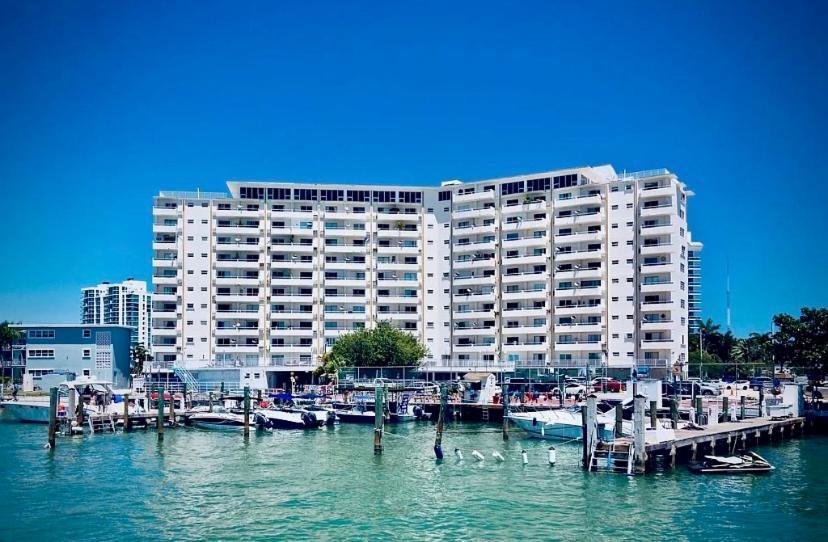 Modern Waterfront Apartment With Miami Skyline View, Free Parking 5 Mins Drive To Miami Beach Exterior photo